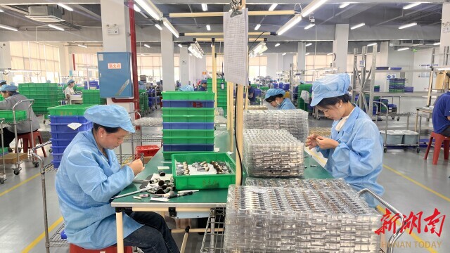 一企业用小小化妆刷“破圈” 湖南日报pg电子试玩网站免费从沿