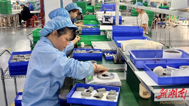 一企业用小小化妆刷“破圈” 湖南日报pg电子试玩网站免费从沿海到内陆炎陵(图4)